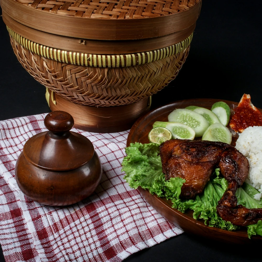 Ayam goreng dengan lalapan; foto stok