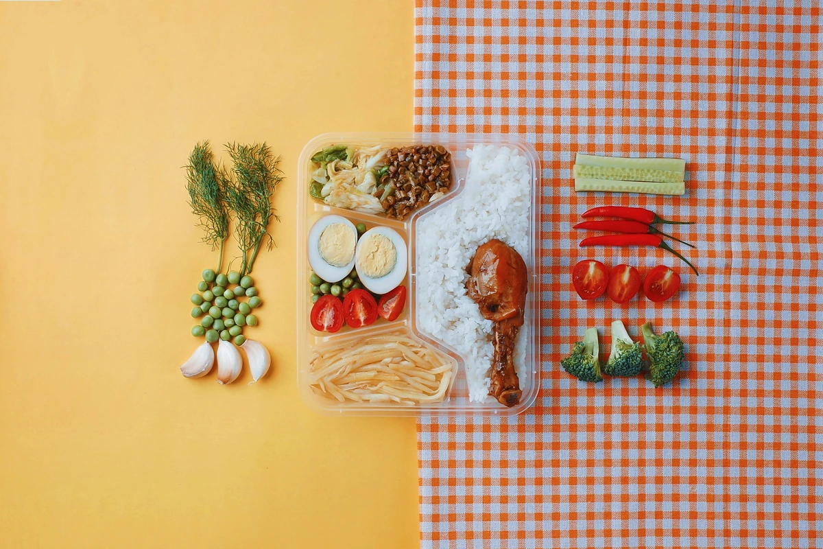 Bahan makanan segar tertata; foto stok