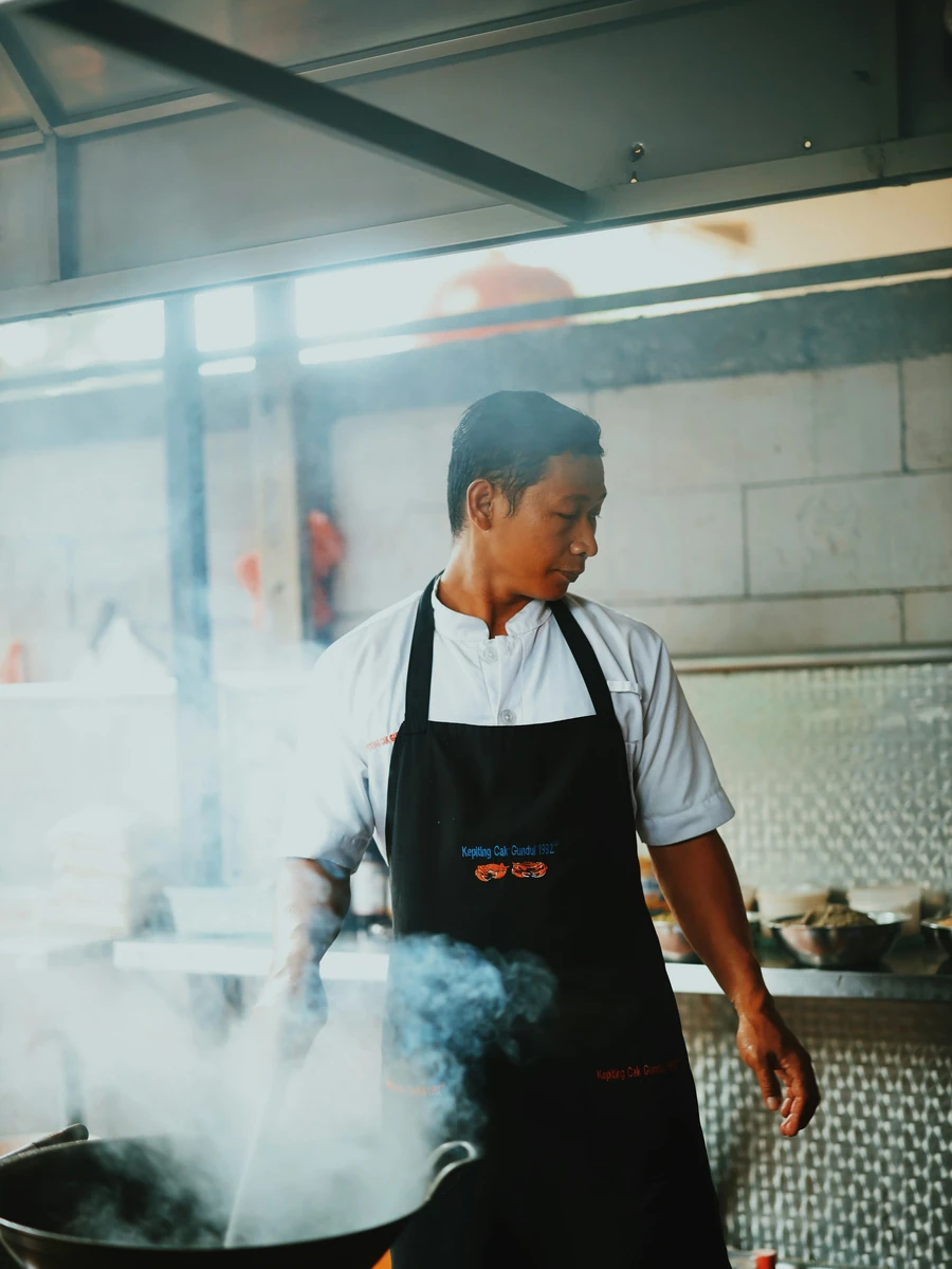 Juru masak berapron hitam; foto stok