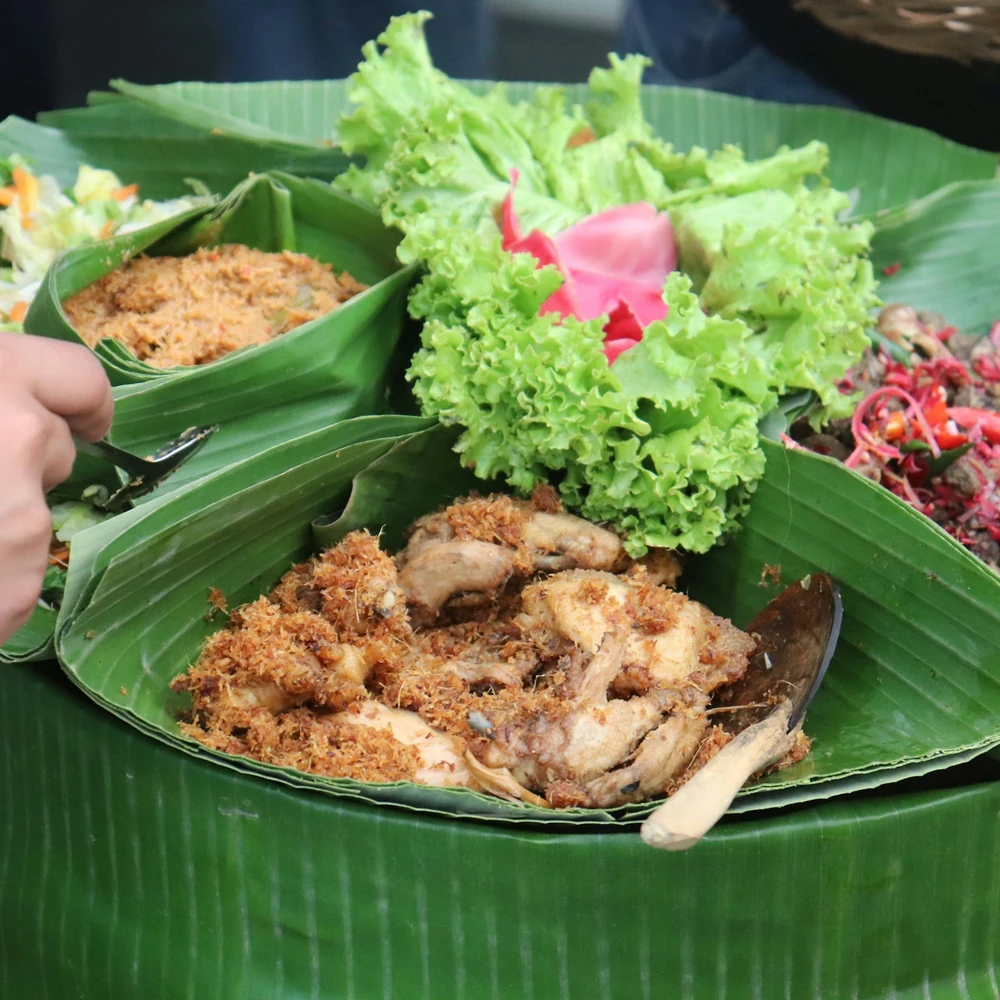 Nasi liwet di atas daun pisang; foto stok