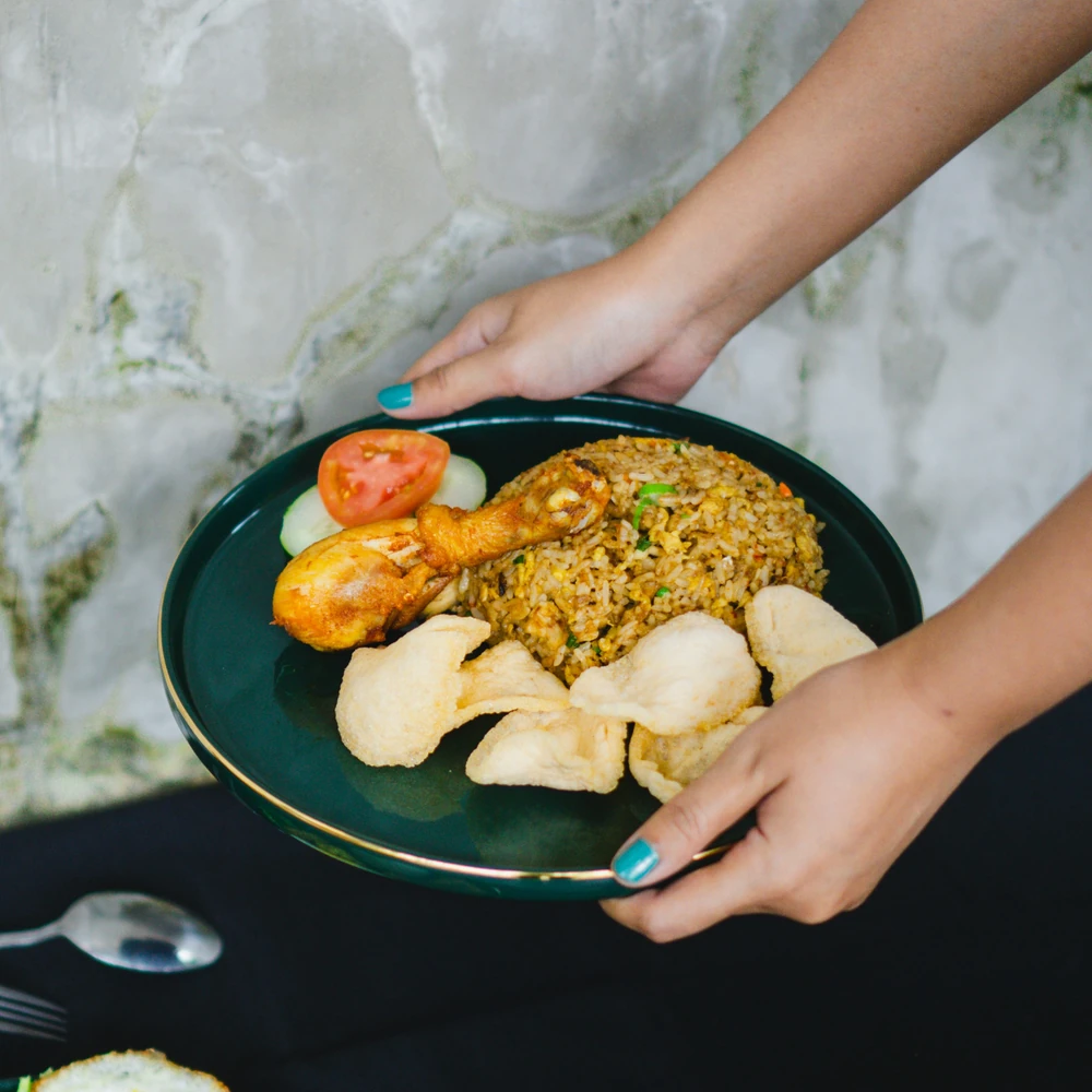 Nasi goreng dengan kerupuk; foto stok