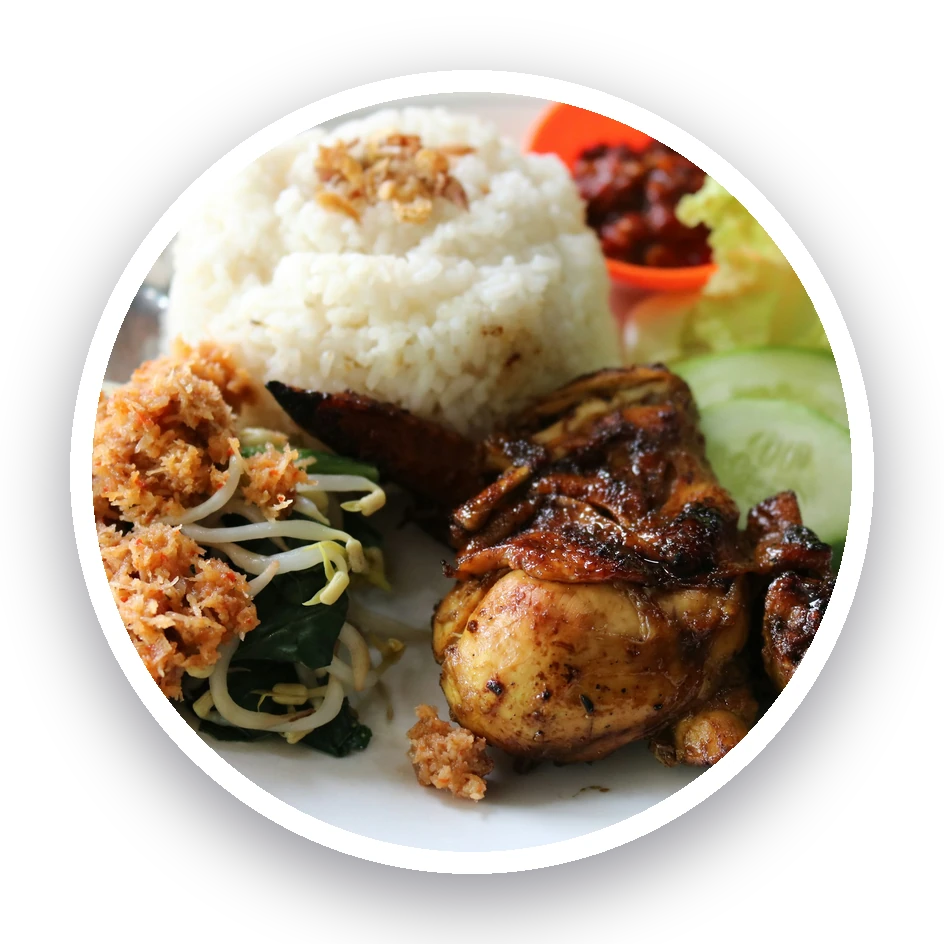 Nasi ayam bakar dengan lalapan; foto stok
